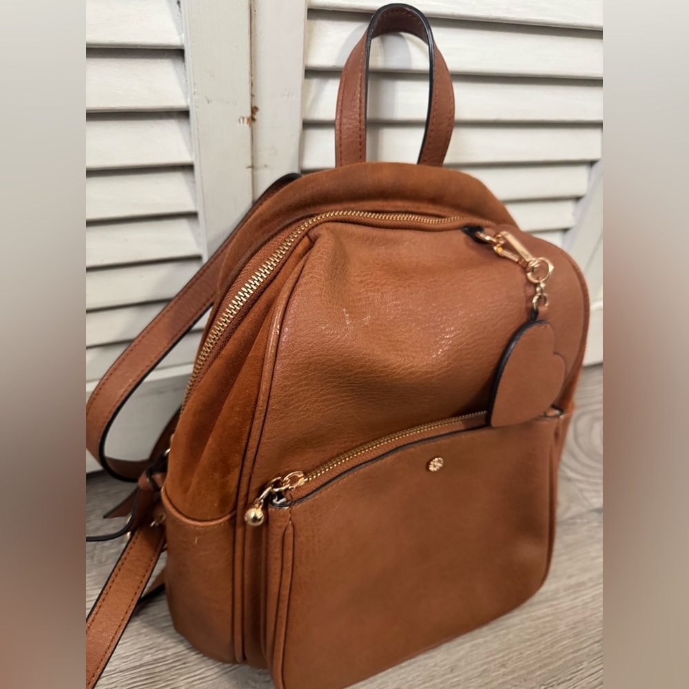 Backpack has few flaws on the side - Picture 2 of 14